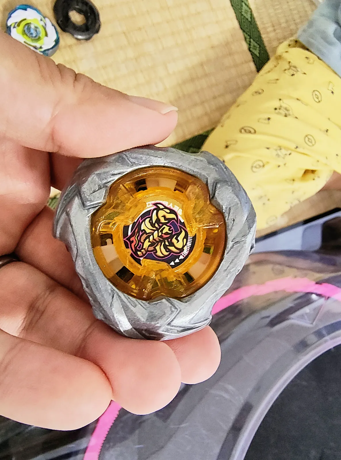 スコーピオスピアを手に持ったところ。奥に子どもとスタジアム