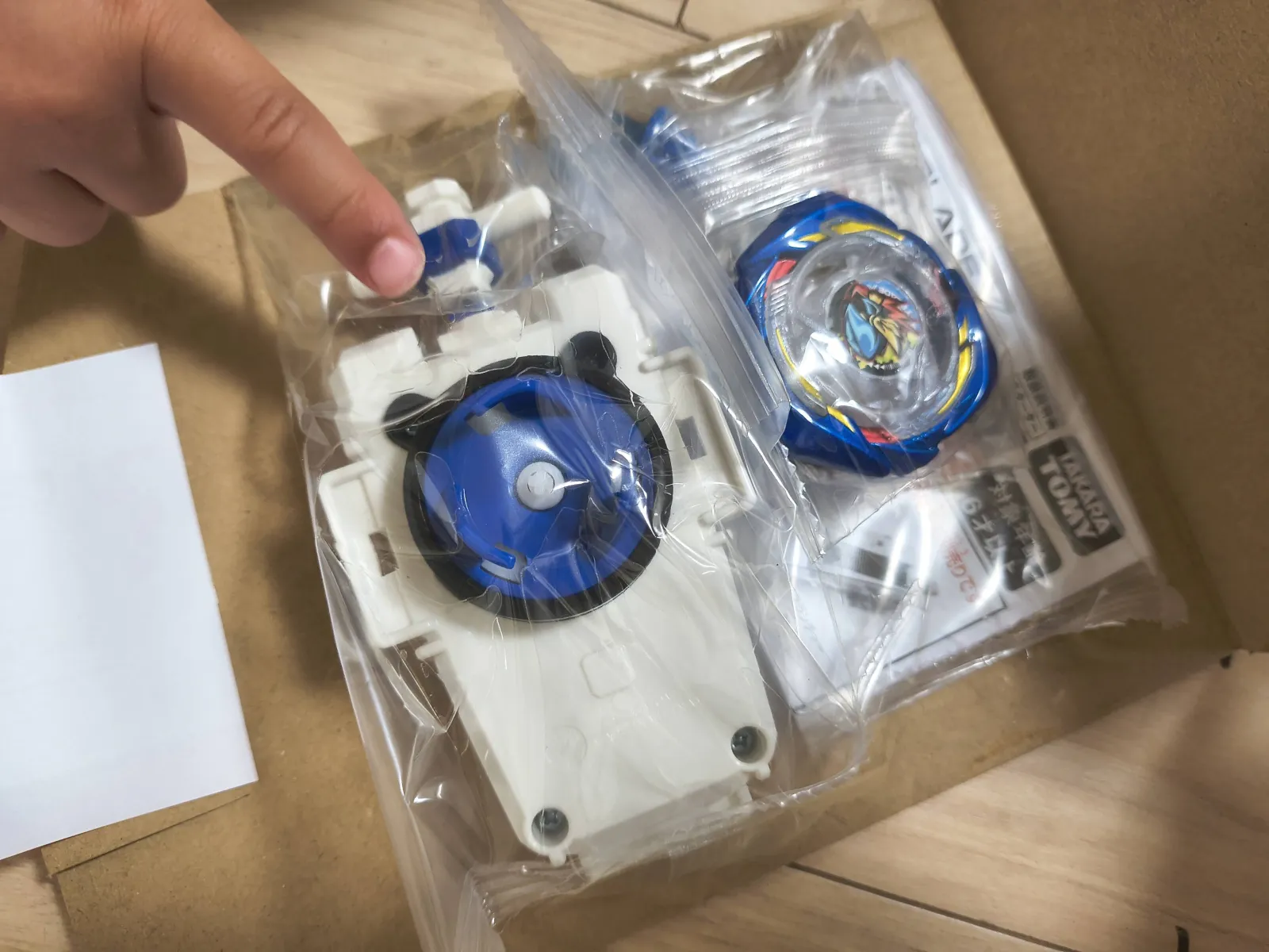 開封直後の中身。ストリングランチャーと袋入りの青いベイ